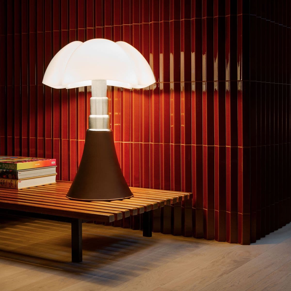 Lampe Pipistrello (Gae Aulenti) : la vraie vs les répliques