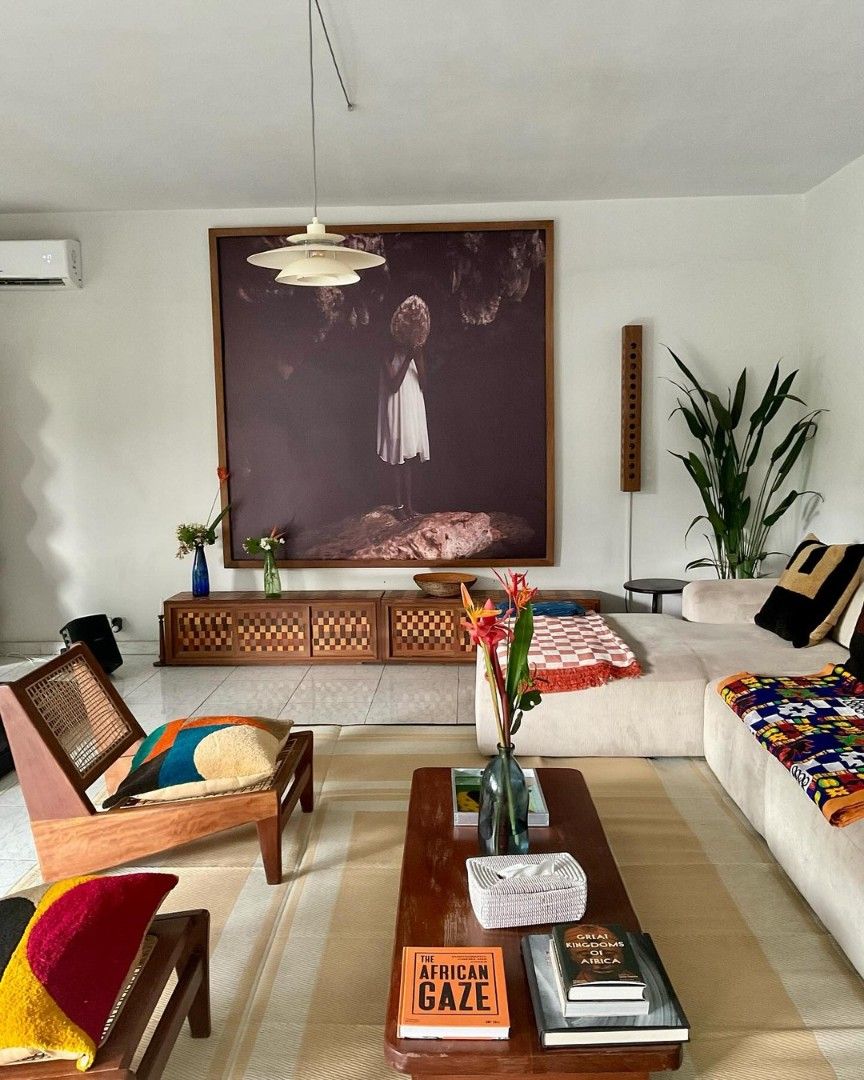 Salon avec grand tableau africain, fauteuil canne, suspension PH et canape modulaire