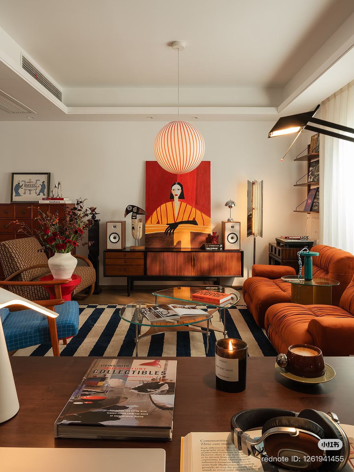 Salon retro 70s avec fauteuils Togo orange, credenza palissandre et tapis raye