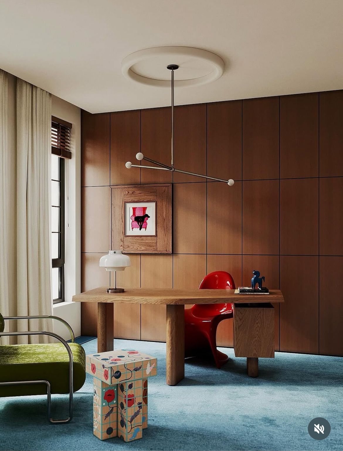 Bureau avec panneaux noyer, chaise Panton rouge et bureau rond