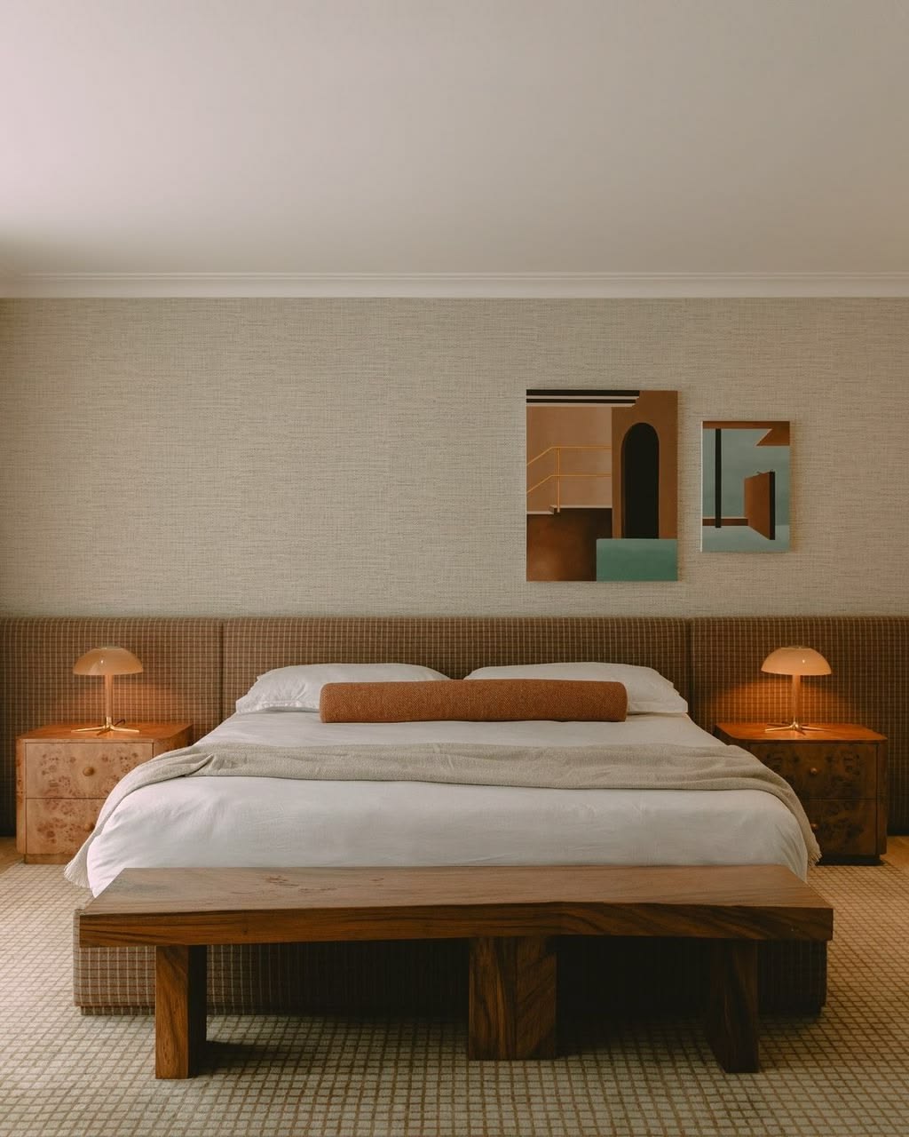 Chambre avec tete de lit capitonnee, chevets burl et lampes champignon